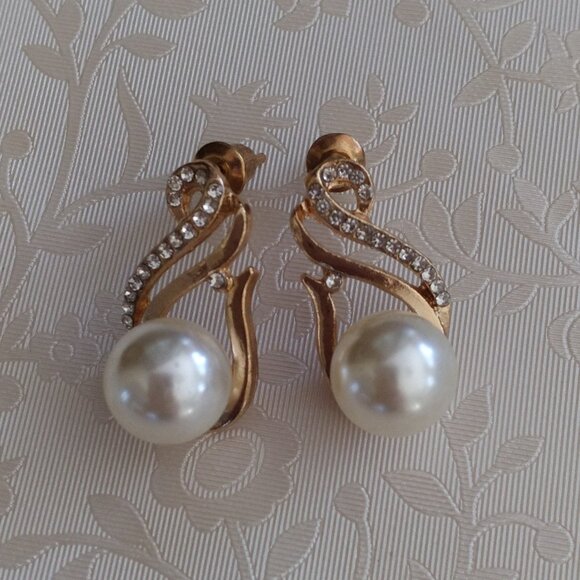 Elegant Classy Set of Earrings and Necklace, Made in Europe - Picture 3 of 3